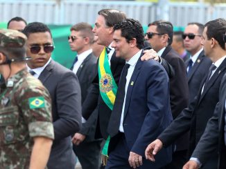 Moro abraçado com Bolsonaro
